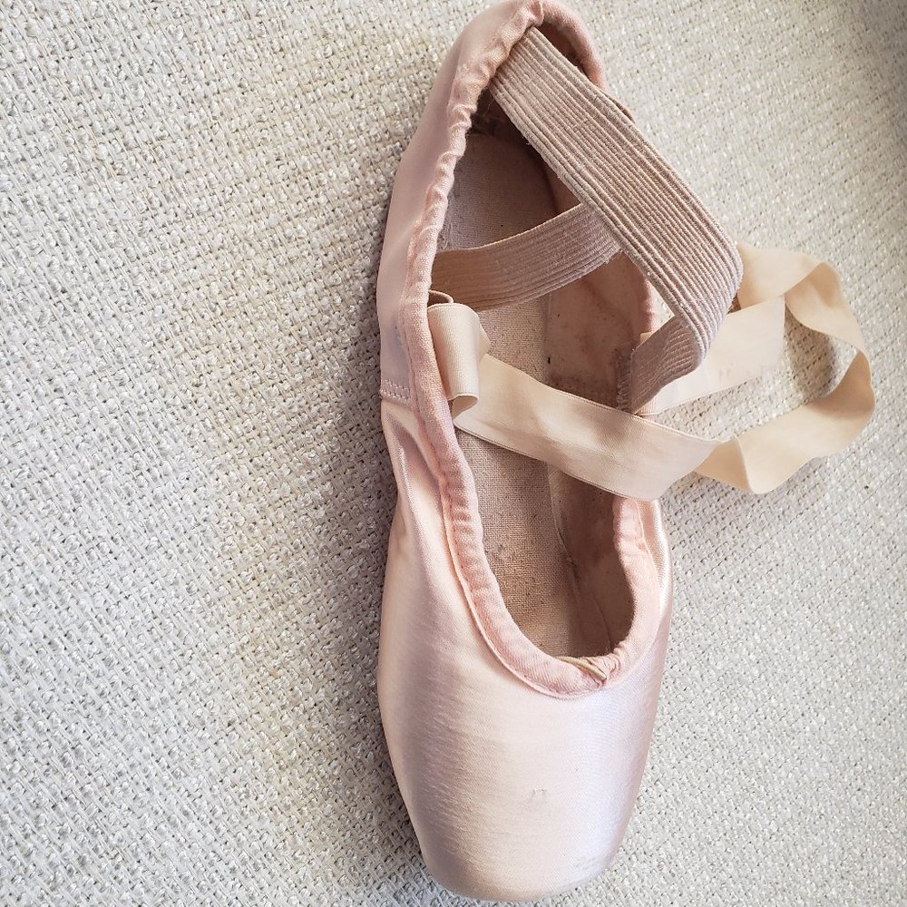 Pointe Shoes - Brand New - Suffolk Size 6XX